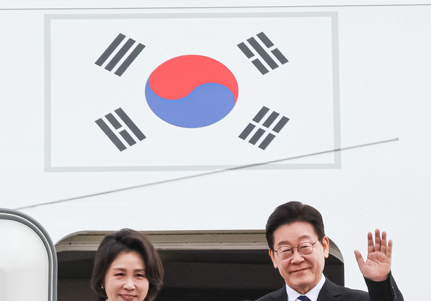 싱가포르·필리핀 국빈 방문 출국하는 이재명 대통령