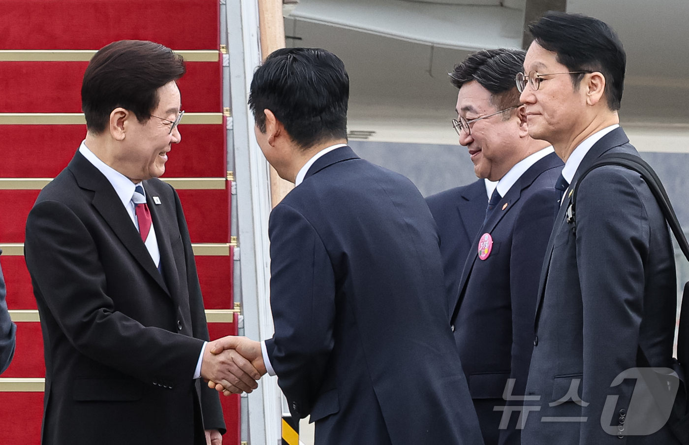 (성남=뉴스1) 허경 기자 = 이재명 대통령과 김혜경 여사가 1일 싱가포르와 필리핀 국빈 방문을 위해 경기 성남 서울공항을 통해 출국하며 정청래 더불어민주당 대표와 인사하고 있다. …