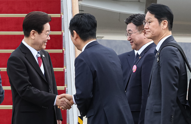 정청래 민주당 대표와 인사하는 이재명 대통령