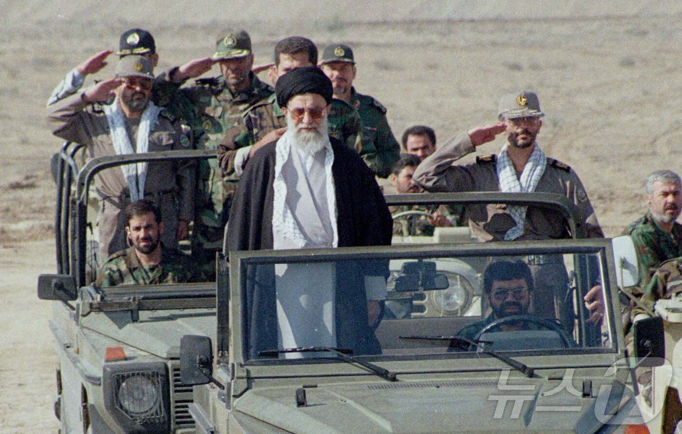 본문 이미지 - 2020년 1월 20일 이란 최고지도자 아야톨라 알리 하메네이가 이스라엘에 맞서 팔레스타인를 지원하기 위한 훈련 중 11만 명의 민병대 자원병을 점검하며 지프 앞에 서 있다. 2020. 01. 20. ⓒ 로이터=뉴스1