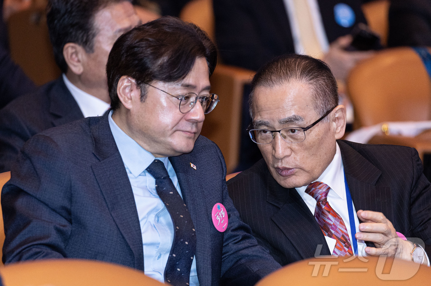 (서울=뉴스1) 이재명 기자 = 위성락 국가안보실장(오른쪽)과 홍익표 정무수석이 1일 서울 강남구 코엑스에서 열린 제107주년 3·1절 기념식에서 대화를 하고 있다. 2026.3. …