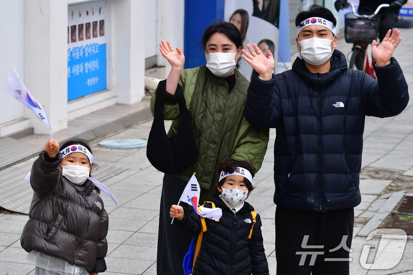 본문 이미지 - 107주년 3·1절을 맞아 경북 포항시 북구 중앙동에서 열린 여천 3·1 재현 문화 행사에 참가한 한 가족이 태극기를 흔들고 있다. 2026.3.1 ⓒ 뉴스1  최창호 기자