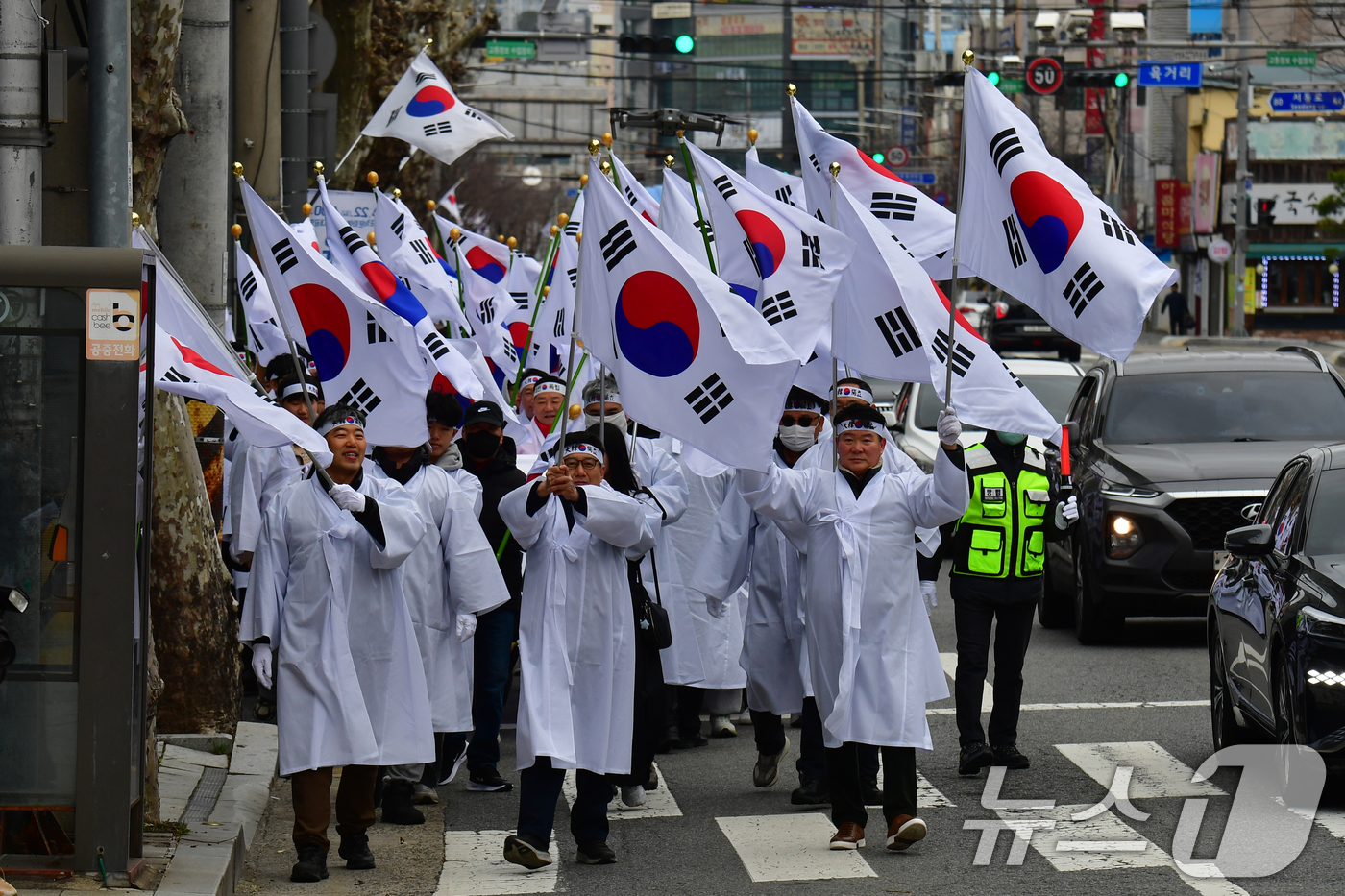 (포항=뉴스1) 최창호 기자 = 107주년 3·1절을 맞아 경북 포항시 북구 중앙동에서 여천 3·1 재현문화 행사가 열려 참석한 시민들이 태극기를 들고 행진하고 있다. 2026.3 …