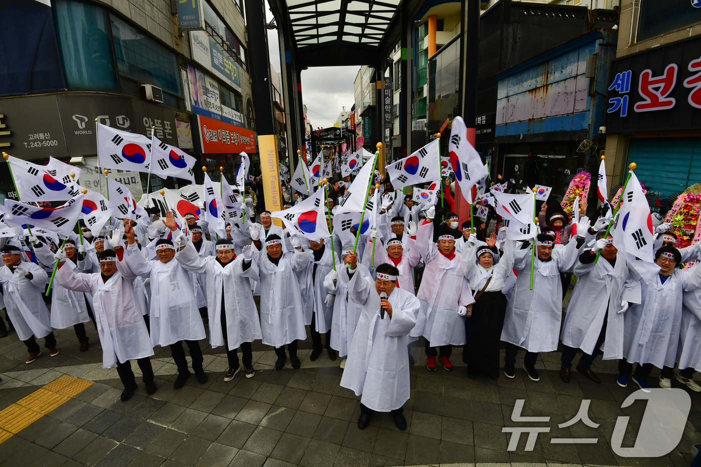 (포항=뉴스1) 최창호 기자 = 107주년 3·1절을 맞아 경북 포항시 북구 중앙동에서 열린 여천 3·1 재현문화 행사에 참가한 시민들이 '대한독립만세'를 외치고 있다. 2026. …