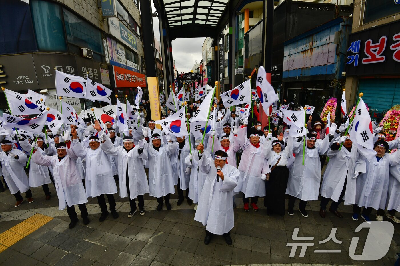 본문 이미지 - 107주년 3·1절을 맞아 경북 포항시 북구 중앙동에서 열린 여천 3·1 재현 문화 행사에 참가한 시민들이 '대한독립만세' 만세 3창을 하고 있다.  2026.3.1 ⓒ 뉴스1  최창호 기자