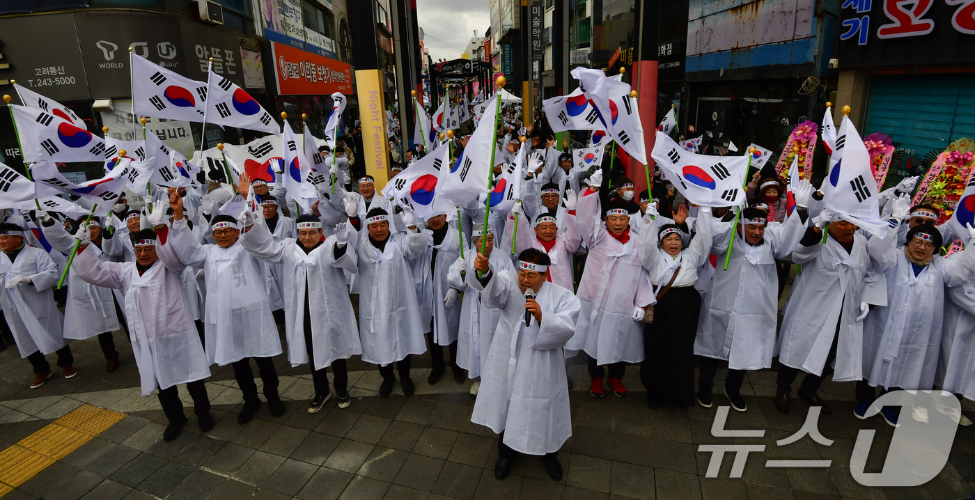 (포항=뉴스1) 최창호 기자 = 107주년 3·1절을 맞아 경북 포항시 북구 중앙동에서 열린 여천 3·1 재현문화 행사에 참가한 시민들이 '대한독립만세'를 외치고 있다. 2026. …
