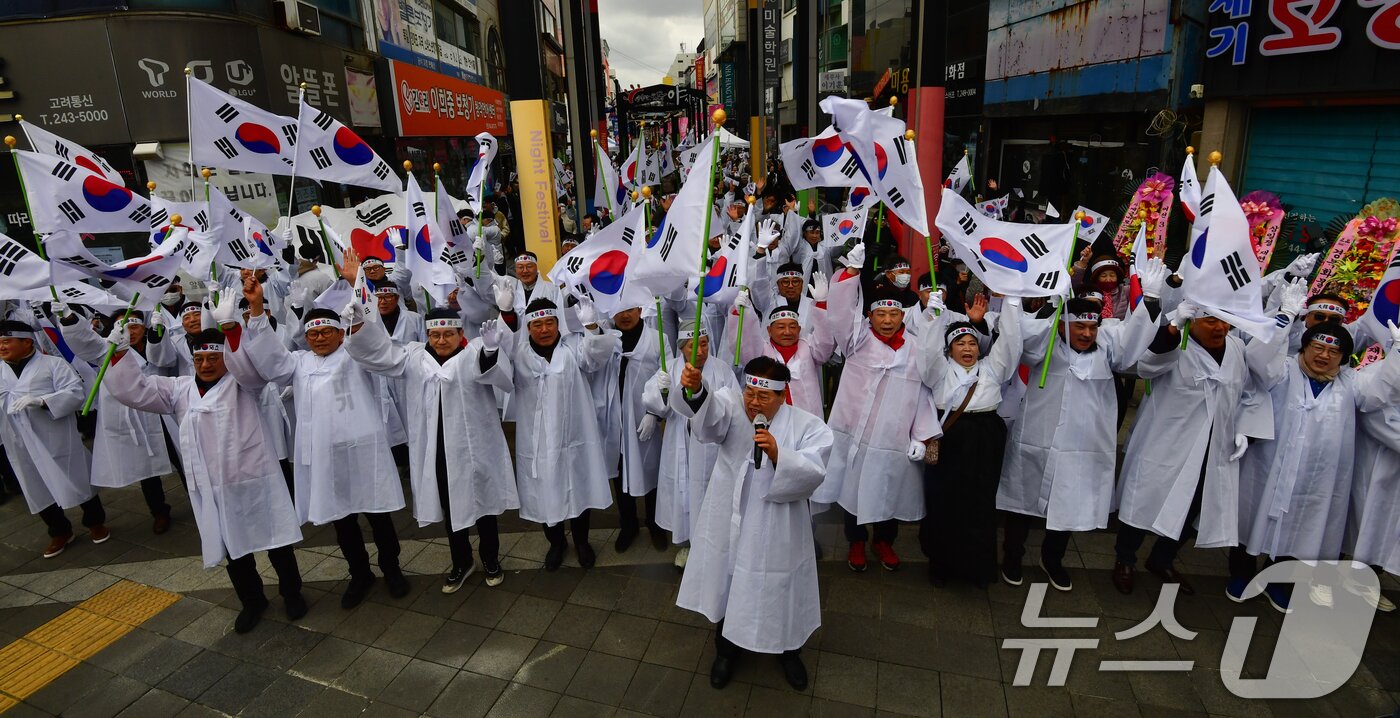 본문 이미지 - 107주년 3·1절을 맞아 경북 포항시 북구 중앙동에서 열린 여천 3·1 재현문화 행사에 참가한 시민들이 '대한독립만세'를 외치고 있다. 2026.3.1 ⓒ 뉴스1 최창호 기자