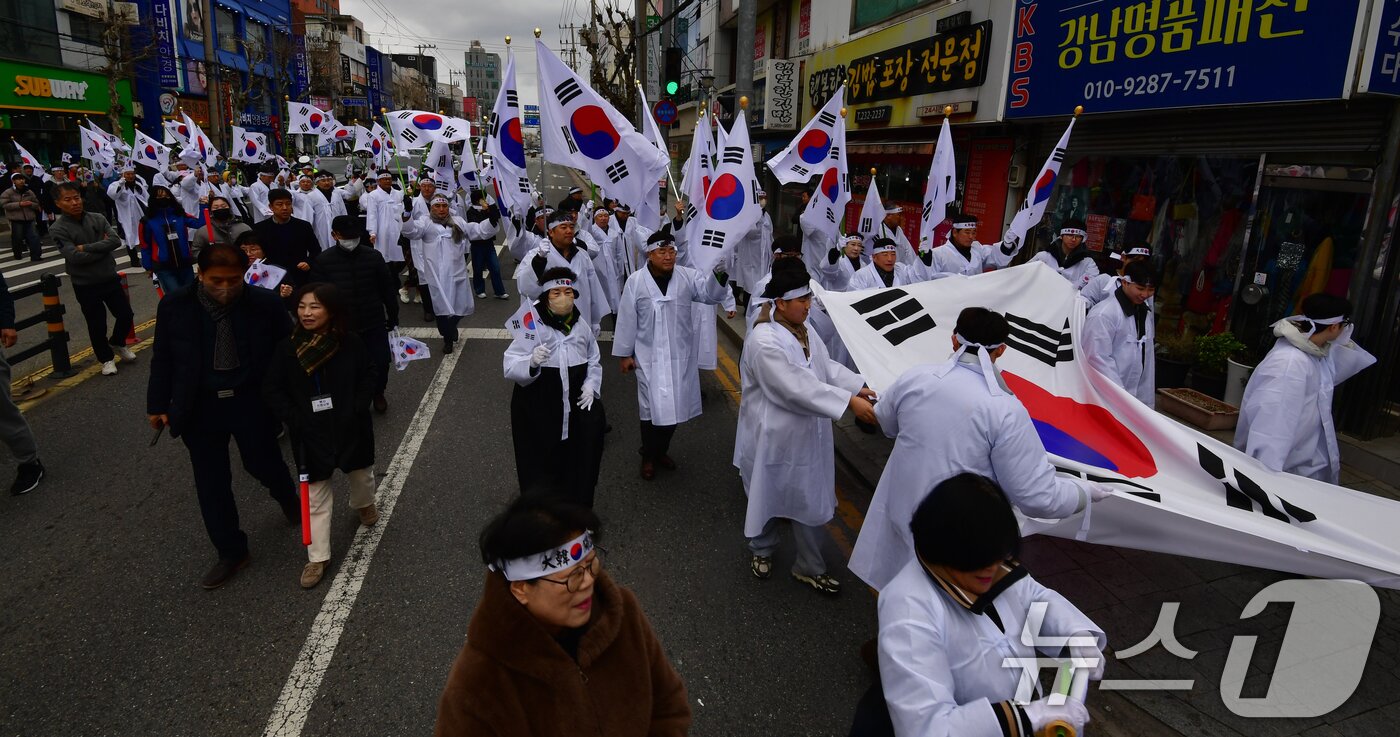 본문 이미지 - 107주년 3·1절을 맞아 경북 포항시 북구 중앙동에서 열린 여천 3·1 재현 문화 행사에 참가한 시민들이 대형 태극기를 앞세워 시가행진을 하고 있다. 2026.3.1 ⓒ 뉴스1  최창호 기자