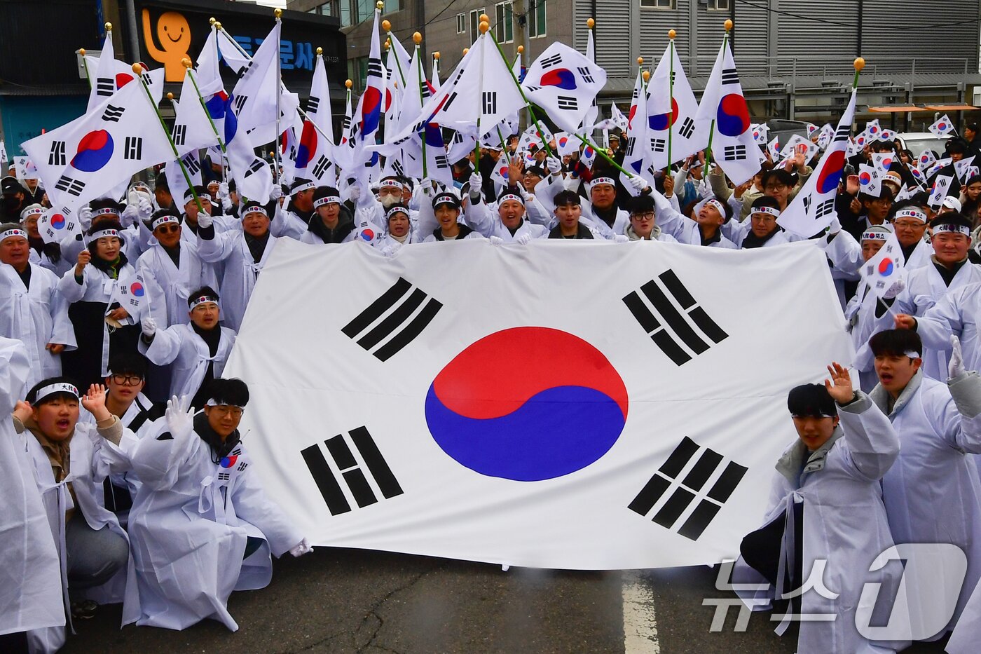 본문 이미지 - 107주년 3·1절을 맞아 경북 포항시 북구 중앙동에서 열린 여천 3·1 재현문화 행사에 참가한 시민들이 '대한독립만세'를 외치고 있다. 2026.3.1 ⓒ 뉴스1 최창호 기자