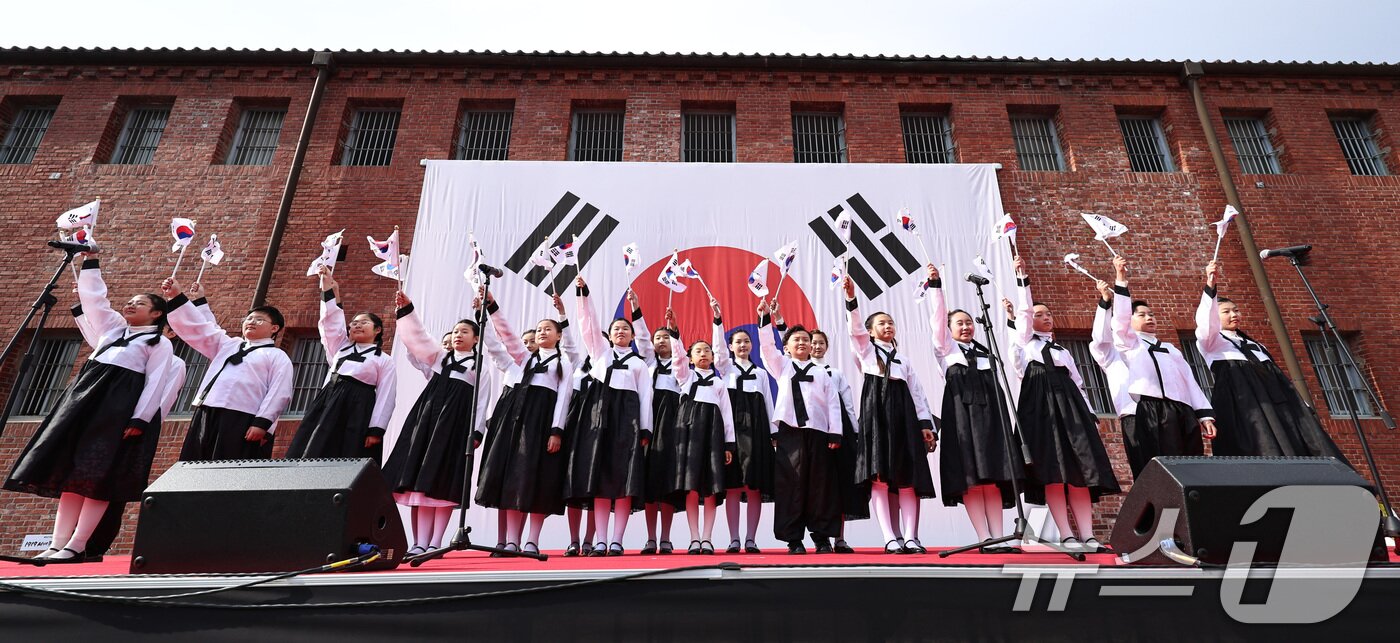 본문 이미지 - 1일 오전 서울 서대문구 서대문형무소역사관에서 열린 107주년 3·1절 행사에서 어린이 합창단이 태극기를 들고 삼일절 노래를 부르고 있다. 2026.3.1 ⓒ 뉴스1 구윤성 기자