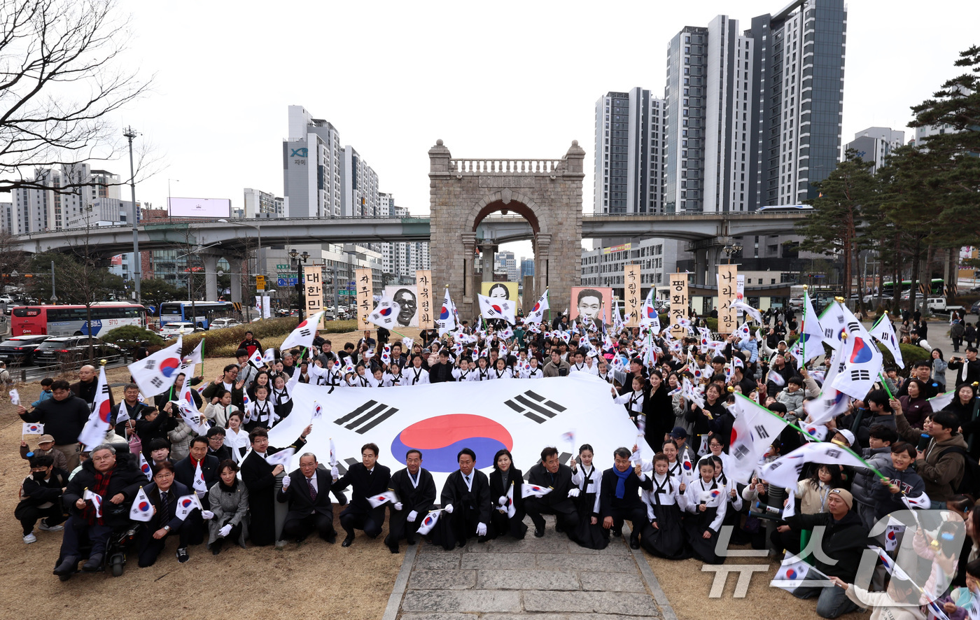 (서울=뉴스1) 구윤성 기자 = 제107주년 삼일절인 1일 서울 서대문형무소역사관에서 열린 기념행사 ‘1919 서대문, 그날의 함성’ 이성헌 서대문구청장을 비롯한 참가 시민들이 독 …