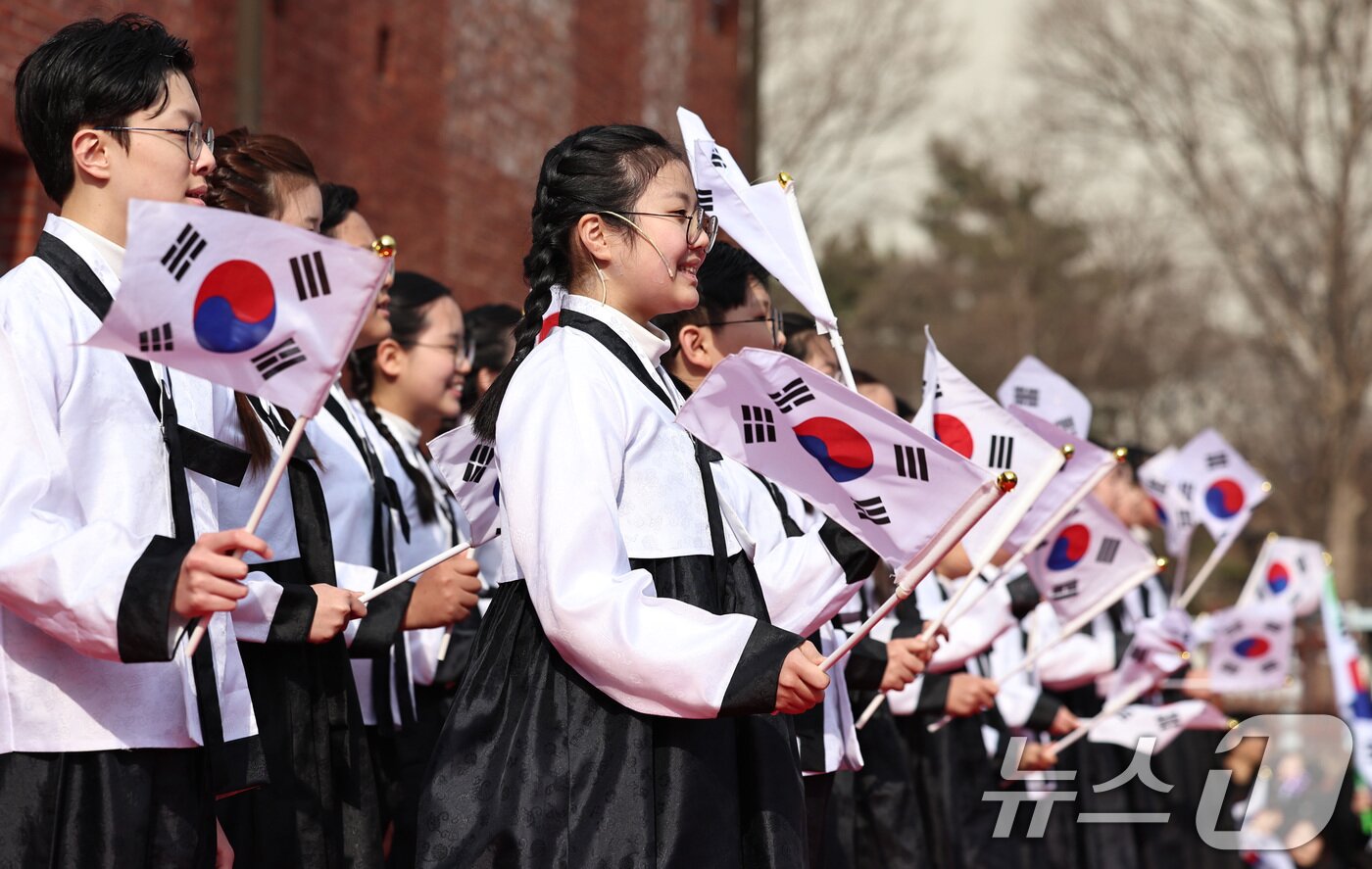 본문 이미지 - 1일 오전 서울 서대문구 서대문형무소역사관에서 열린 107주년 3·1절 행사에서 어린이 합창단이 태극기를 흔들며 삼일절 노래를 부르고 있다. 2026.3.1 ⓒ 뉴스1 구윤성 기자