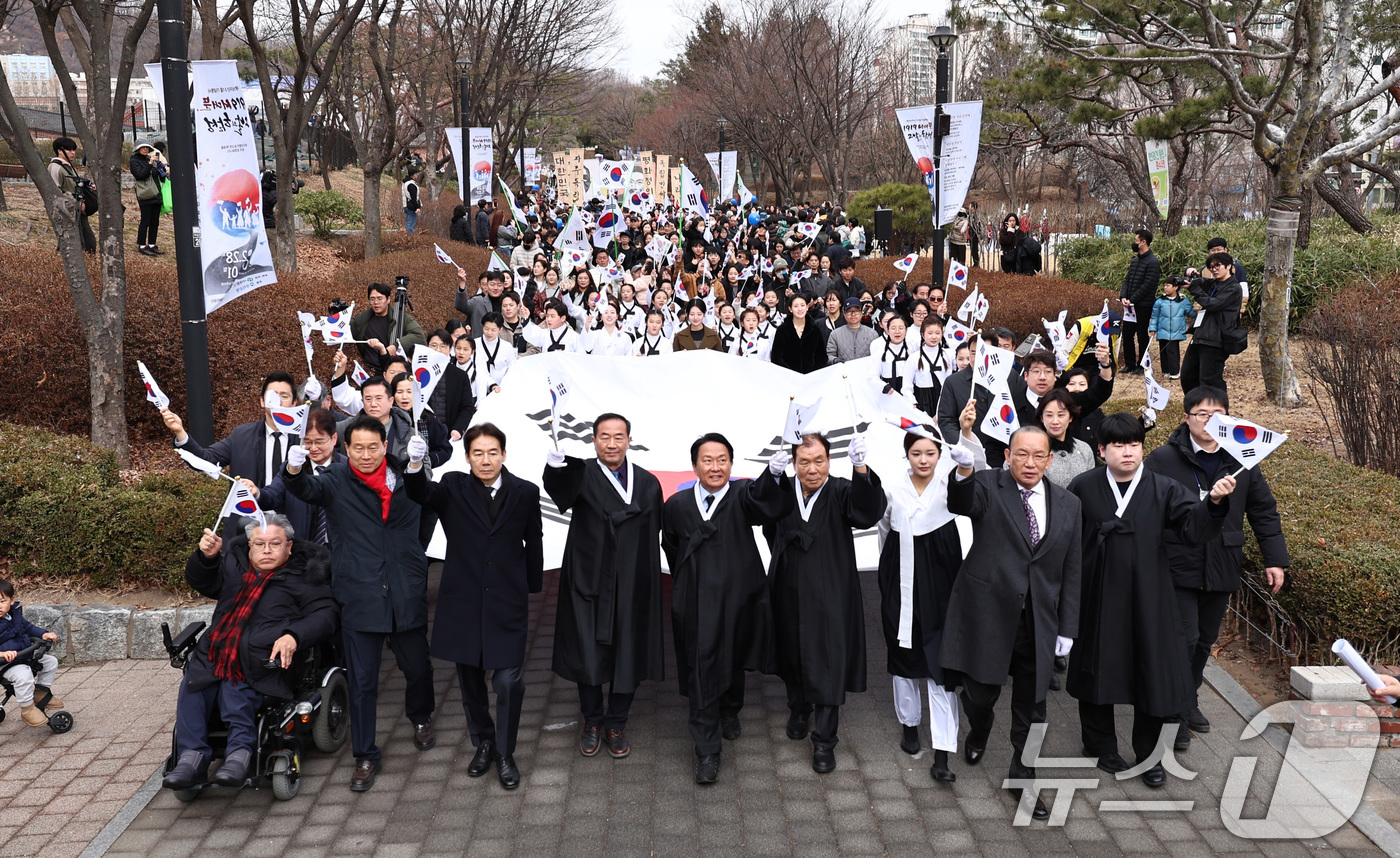 (서울=뉴스1) 구윤성 기자 = 제107주년 삼일절인 1일 서울 서대문형무소역사관에서 열린 기념행사 ‘1919 서대문, 그날의 함성’ 이성헌 서대문구청장을 비롯한 참가 시민들이 태 …