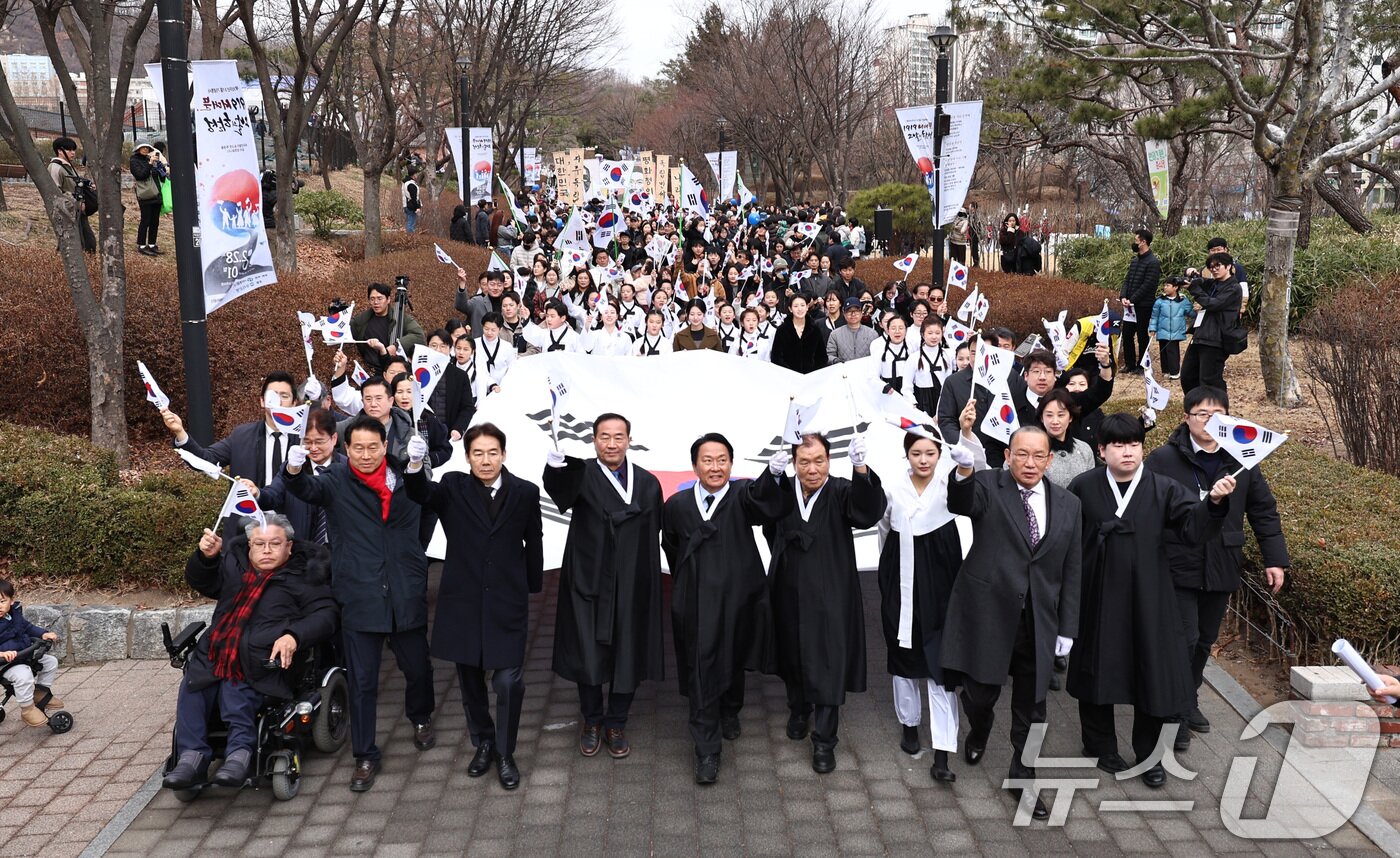 본문 이미지 - 제107주년 삼일절인 1일 서울 서대문형무소역사관에서 열린 기념행사 ‘1919 서대문, 그날의 함성’ 이성헌 서대문구청장을 비롯한 참가 시민들이 태극기를 흔들며 행진하고 있다. 2026.3.1 ⓒ 뉴스1 구윤성 기자