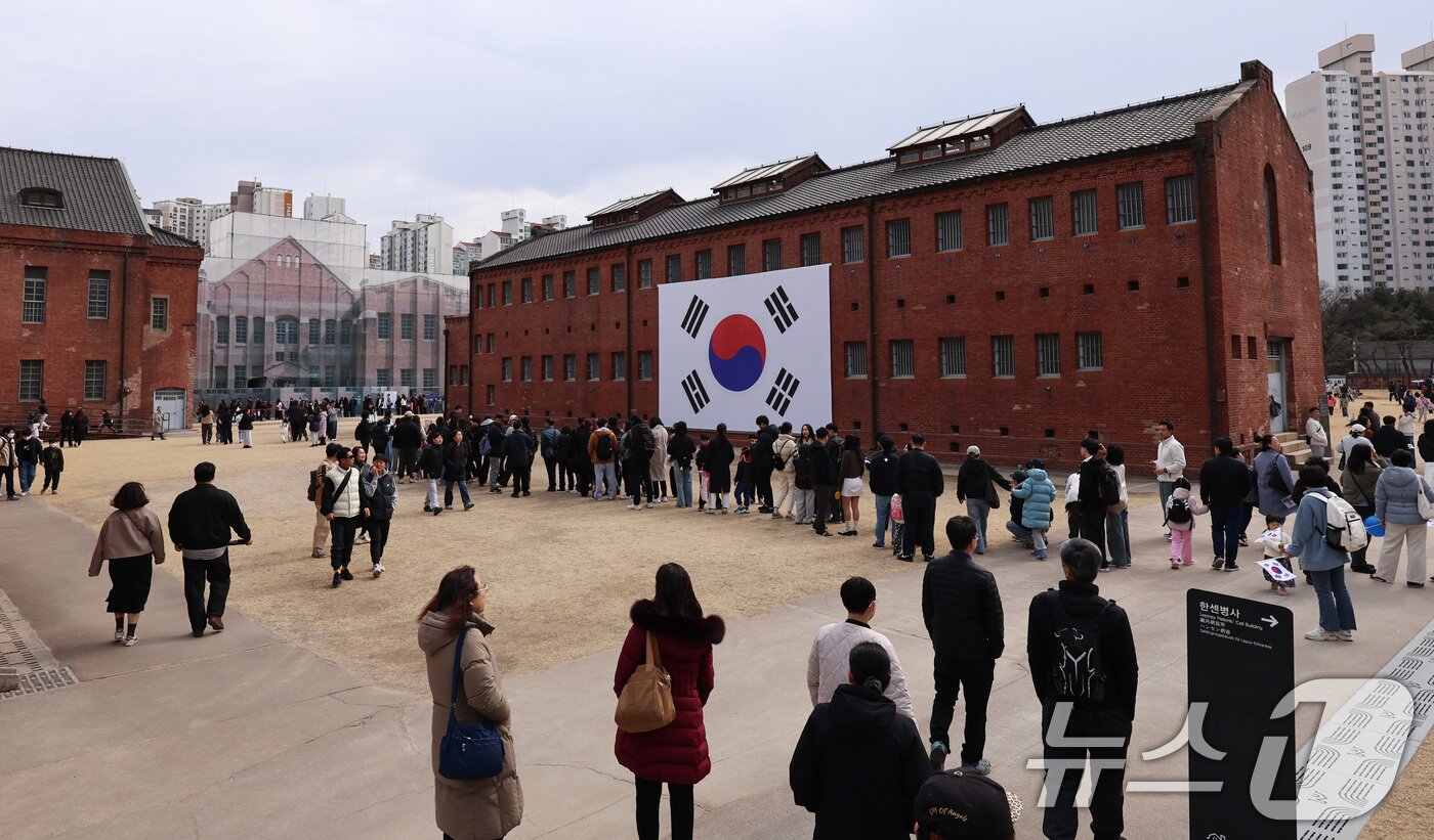 본문 이미지 - 107주년 3·1절인 1일 오전 서울 서대문구 서대문형무소역사관을 찾은 시민들이 형무소를 둘러보고 있다. 2026.3.1 ⓒ 뉴스1 구윤성 기자