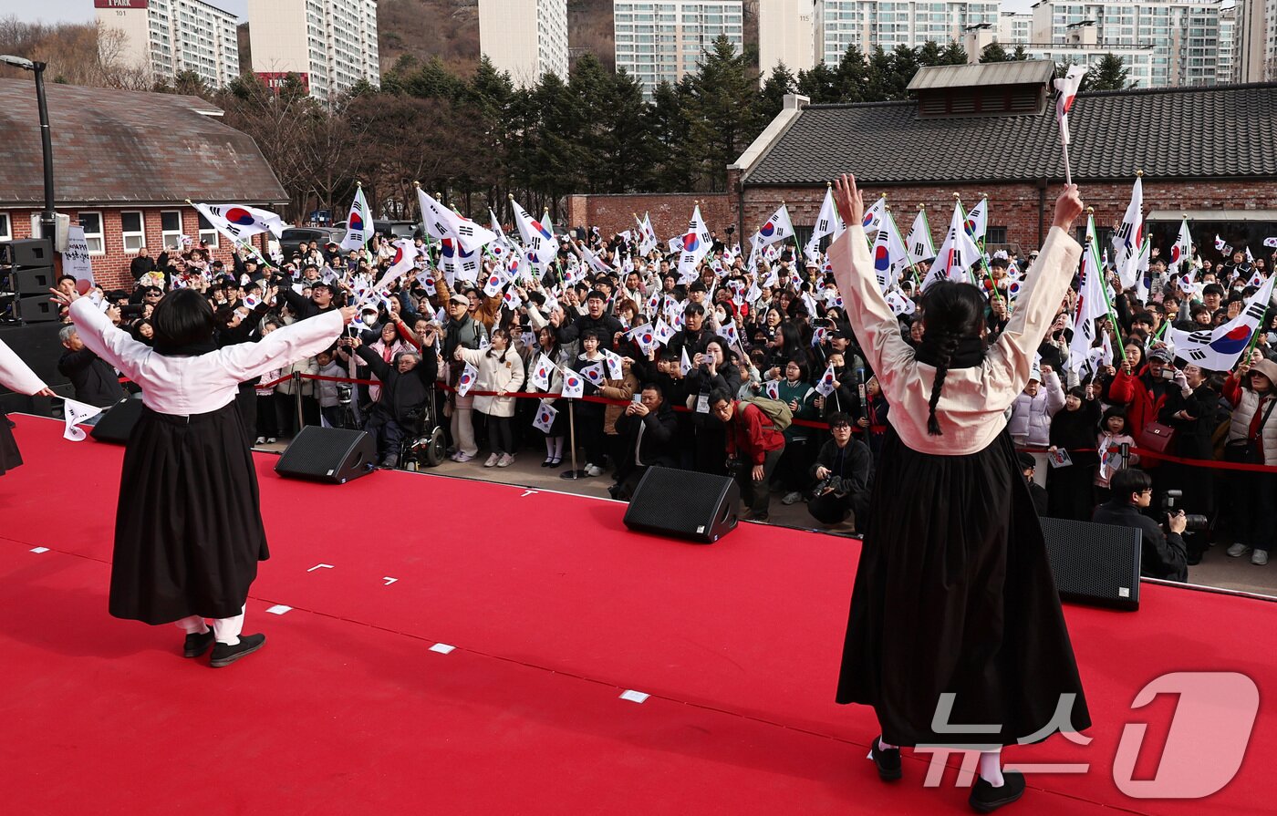 본문 이미지 - 1일 오전 서울 서대문구 서대문형무소역사관에서 열린 107주년 3·1절 행사에서 시민들이 태극기를 흔들며 만세를 외치고 있다. 2026.3.1 ⓒ 뉴스1 구윤성 기자