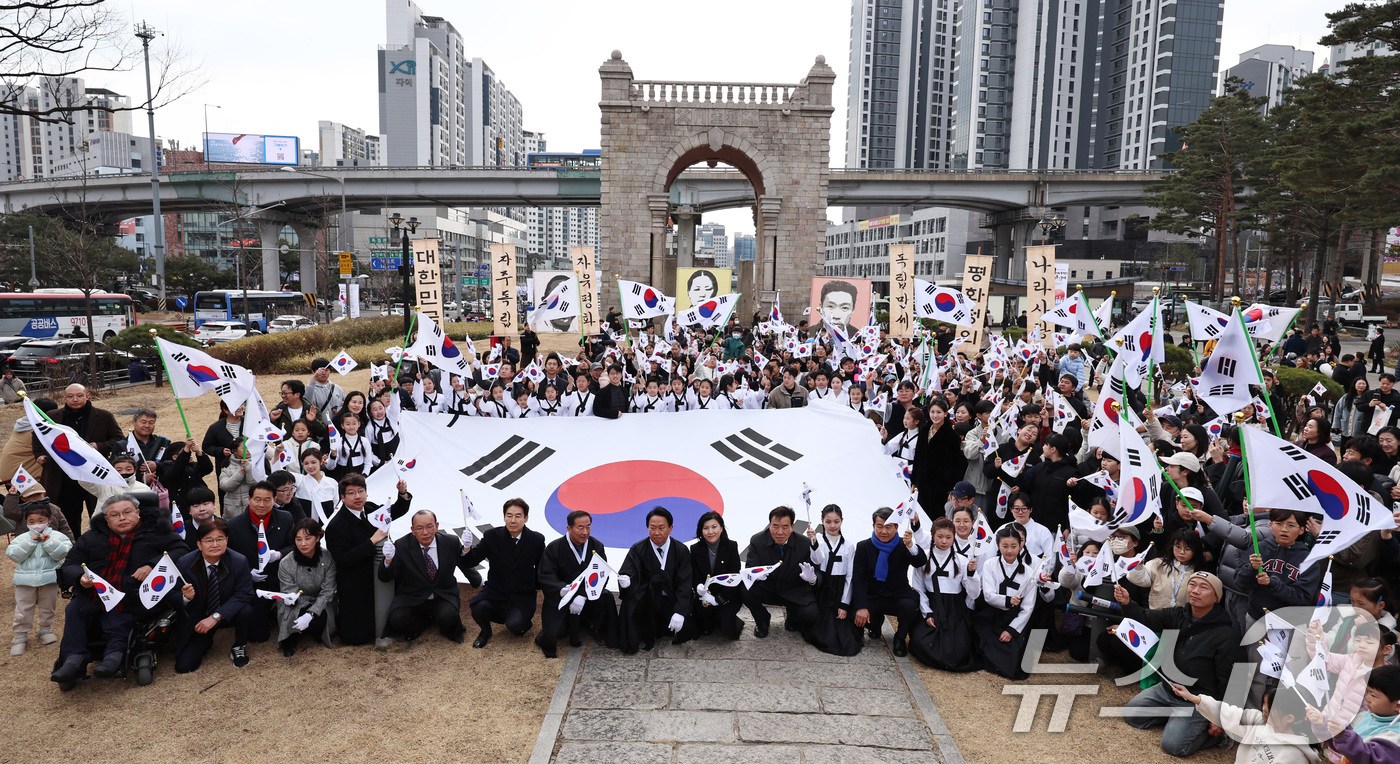 (서울=뉴스1) 구윤성 기자 = 제107주년 삼일절인 1일 서울 서대문형무소역사관에서 열린 기념행사 ‘1919 서대문, 그날의 함성’ 이성헌 서대문구청장을 비롯한 참가 시민들이 독 …