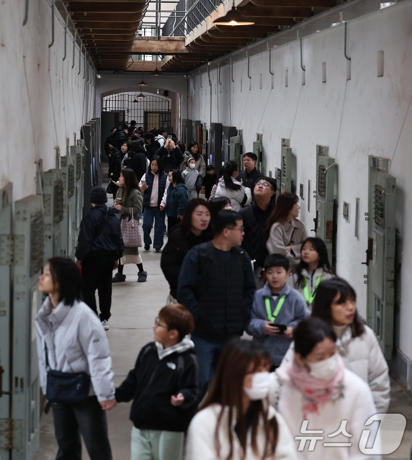 (서울=뉴스1) 구윤성 기자 = 107주년 3·1절인 1일 오전 서울 서대문구 서대문형무소역사관을 찾은 시민들이 형무소 안을 둘러보고 있다. 2026.3.1/뉴스1