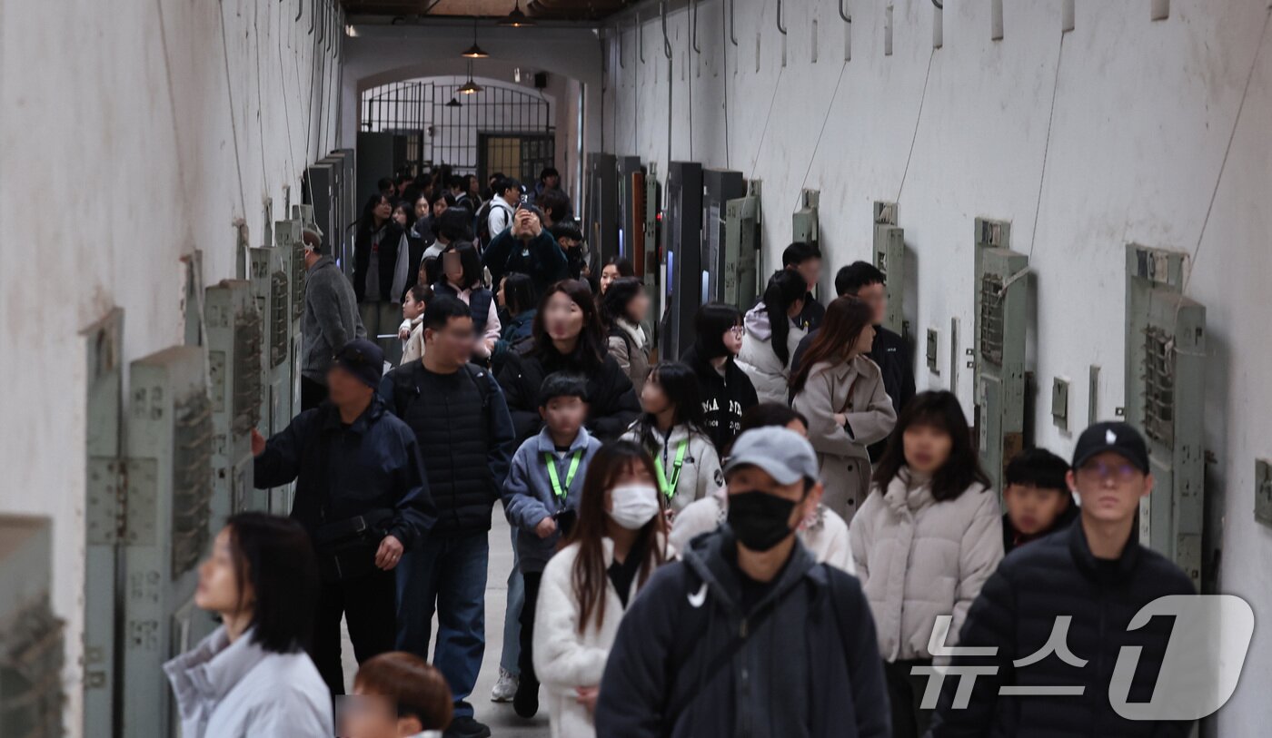 본문 이미지 - 107주년 3·1절인 1일 오전 서울 서대문구 서대문형무소역사관을 찾은 시민들이 형무소 안을 둘러보고 있다. 2026.3.1 ⓒ 뉴스1 구윤성 기자