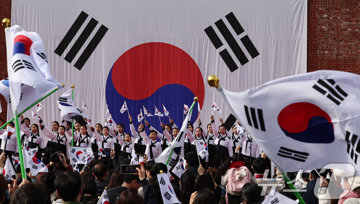 (서울=뉴스1) 구윤성 기자 = 1일 오전 서울 서대문구 서대문형무소역사관에서 열린 107주년 3·1절 행사에서 어린이 합창단이 태극기를 흔들며 삼일절 노래를 부르고 있다. 202 …