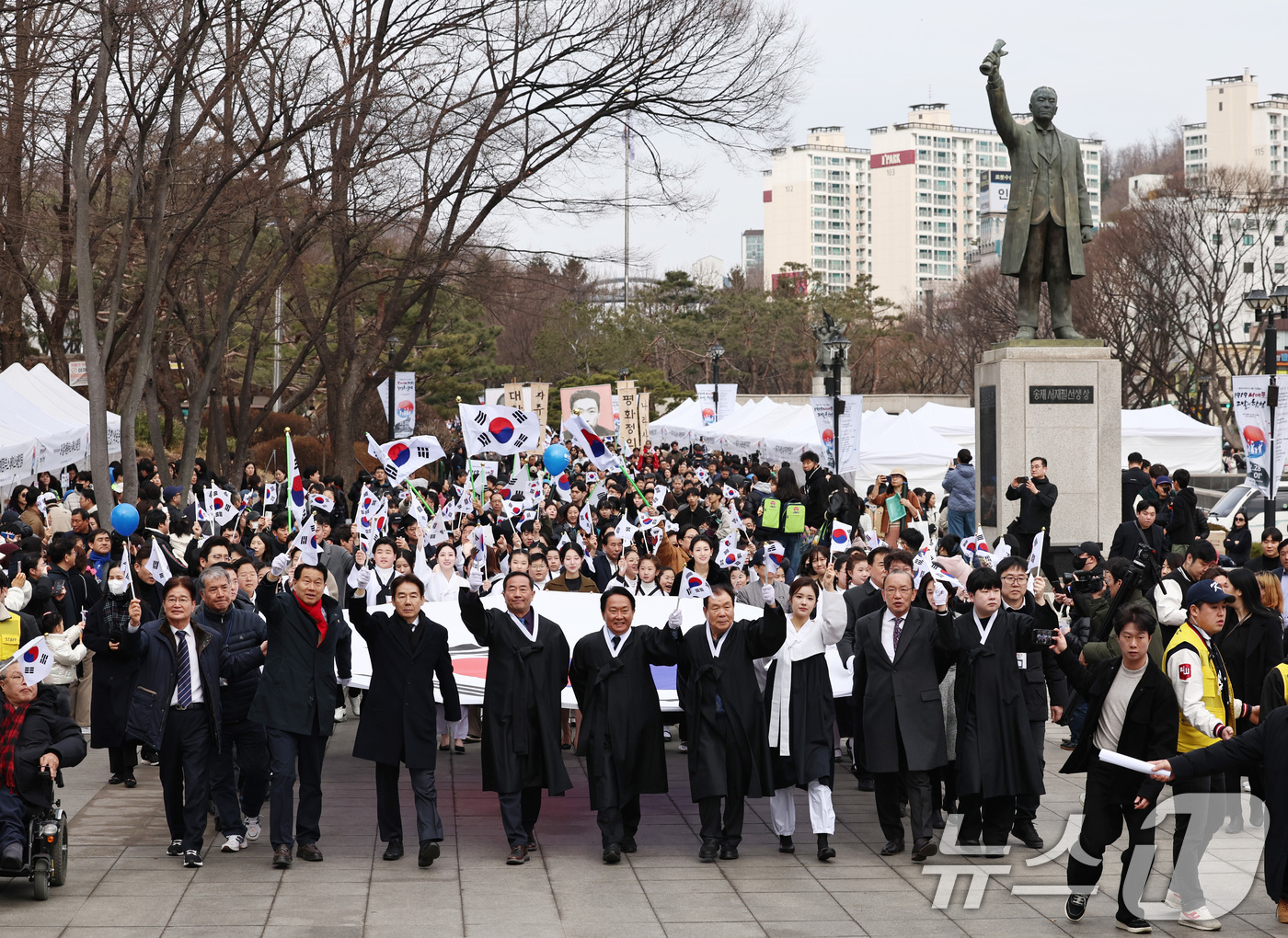 (서울=뉴스1) 구윤성 기자 = 제107주년 삼일절인 1일 서울 서대문형무소역사관에서 열린 기념행사 ‘1919 서대문, 그날의 함성’ 이성헌 서대문구청장을 비롯한 참가 시민들이 태 …