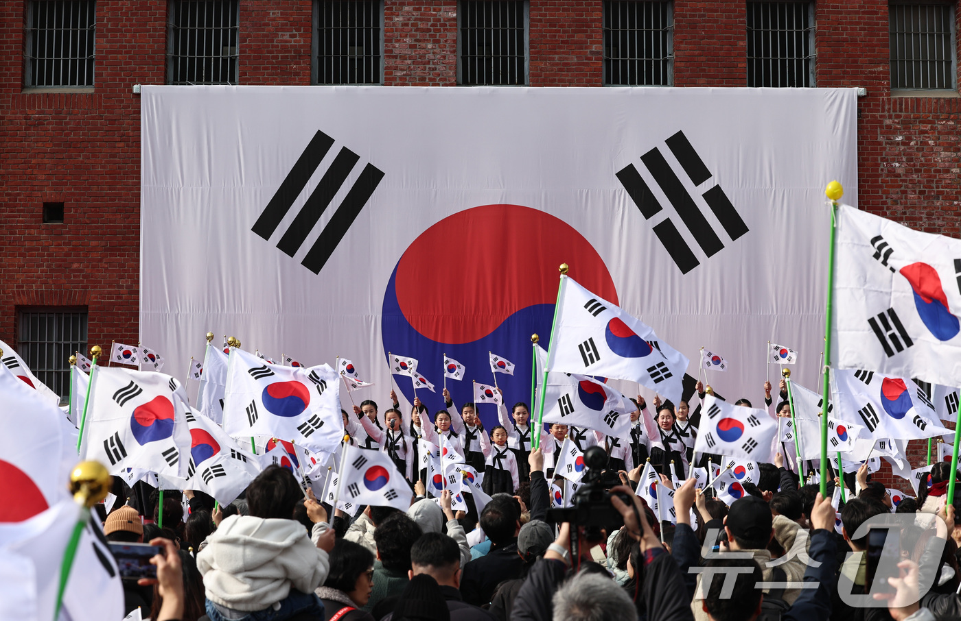 (서울=뉴스1) 구윤성 기자 = 1일 오전 서울 서대문구 서대문형무소역사관에서 열린 107주년 3·1절 행사에서 어린이 합창단이 태극기를 흔들며 삼일절 노래를 부르고 있다. 202 …