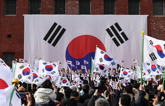 서대문형무소에 파도치는 태극기 물결