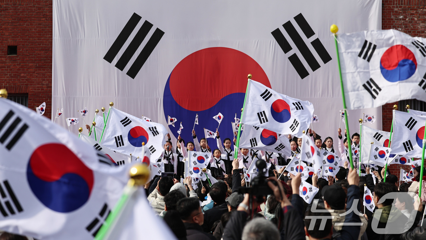 (서울=뉴스1) 구윤성 기자 = 1일 오전 서울 서대문구 서대문형무소역사관에서 열린 107주년 3·1절 행사에서 어린이 합창단이 태극기를 흔들며 삼일절 노래를 부르고 있다. 202 …