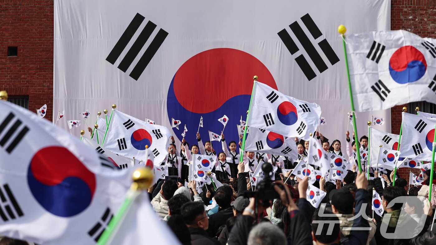 본문 이미지 - 1일 오전 서울 서대문구 서대문형무소역사관에서 열린 107주년 3·1절 행사에서 어린이 합창단이 태극기를 흔들며 삼일절 노래를 부르고 있다. 2026.3.1 ⓒ 뉴스1 구윤성 기자