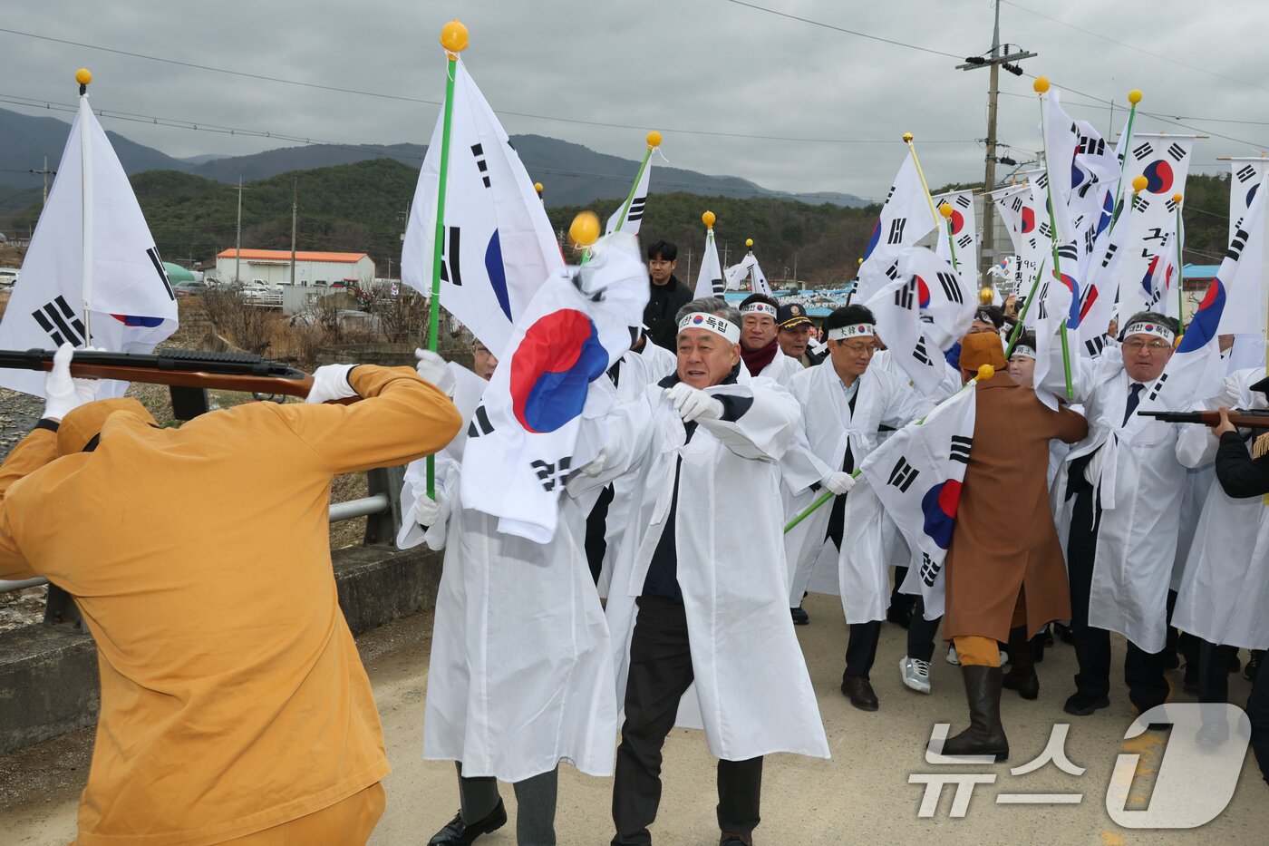 본문 이미지 - 107주년 3·1절을 맞아 경북 포항시 북구 송라면 대전리에서 열린 3·1절 만세운동 재현행사에서 태극기를 든 시민들이 일본군과 순사로 분장한 포항시립연극단원들과 몸싸움을 하고 있다. (독자제공. 재판매 및 DB금지) 2026.3.1 /뉴스1