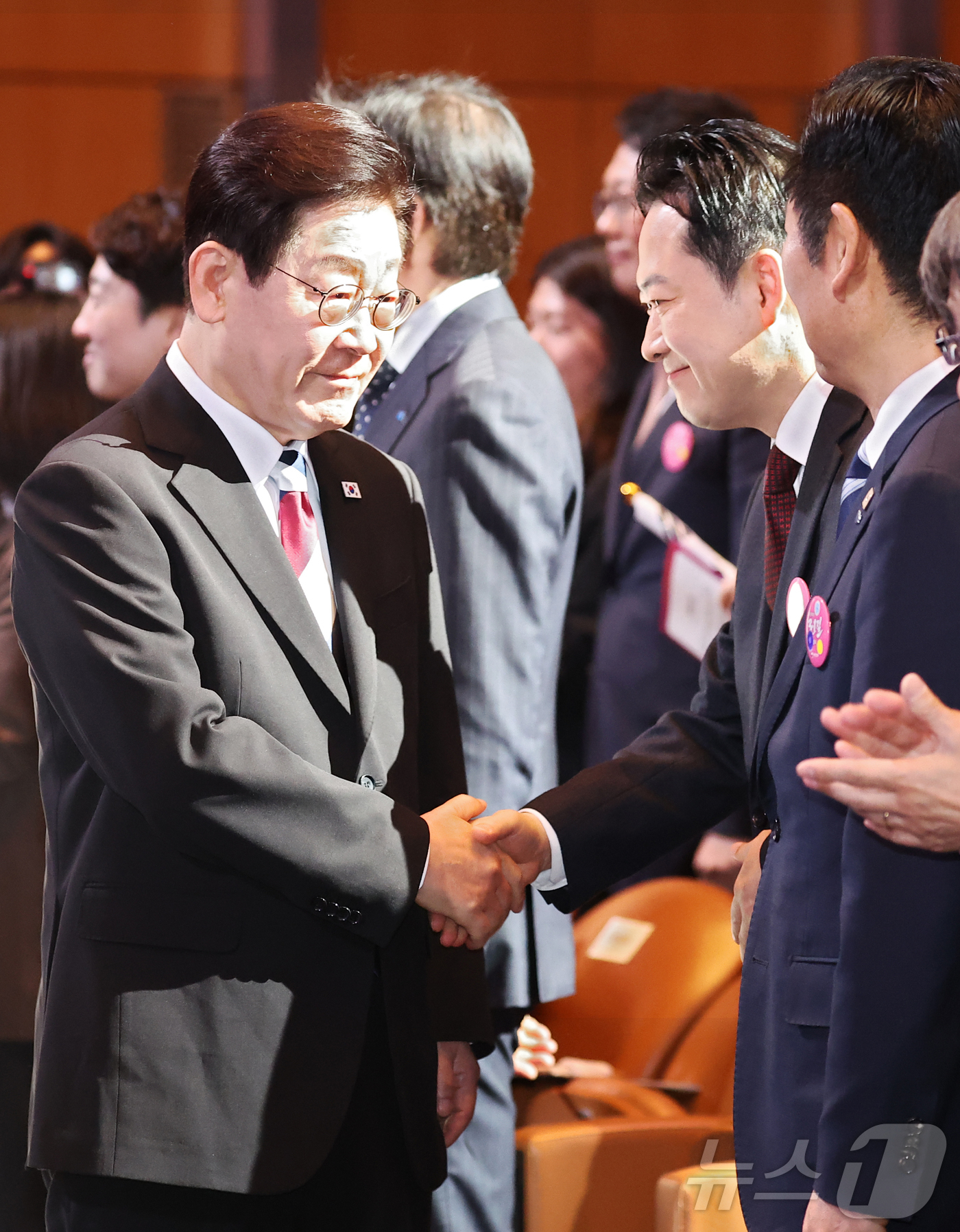 (서울=뉴스1) 이재명 기자 = 이재명 대통령과 장동혁 국민의힘 대표가 1일 서울 강남구 코엑스에서 열린 제107주년 3·1절 기념식에서 인사를 나누고 있다. 2026.3.1/뉴스 …