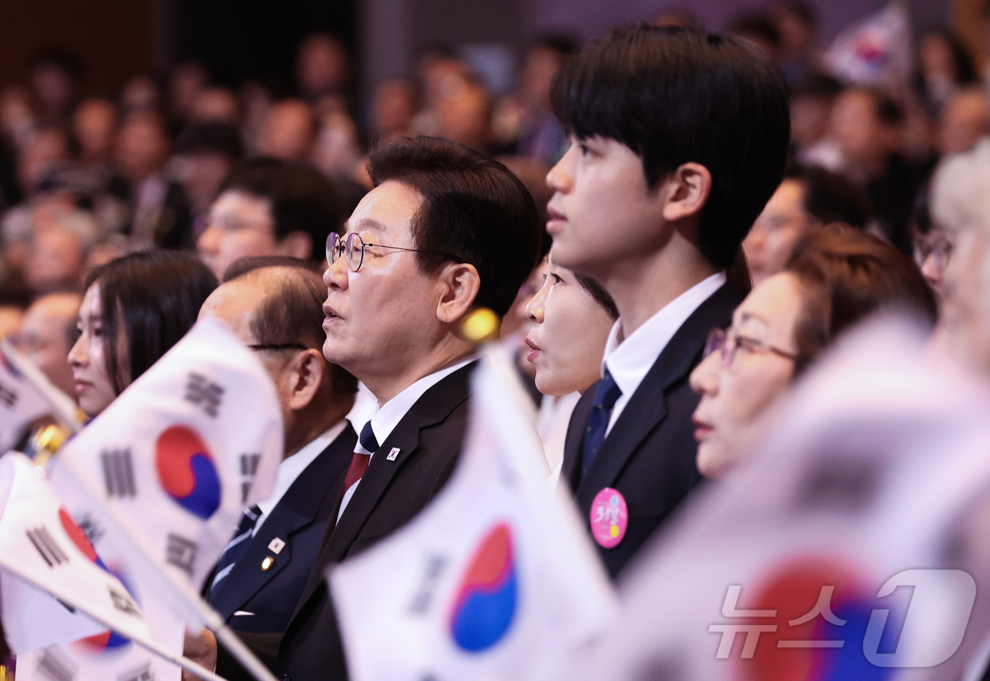(서울=뉴스1) 이재명 기자 = 이재명 대통령과 김혜경 여사가 1일 서울 강남구 코엑스에서 열린 제107주년 3·1절 기념식에서 참석자들과 3·1절 노래를 제창하고 있다. 2026 …