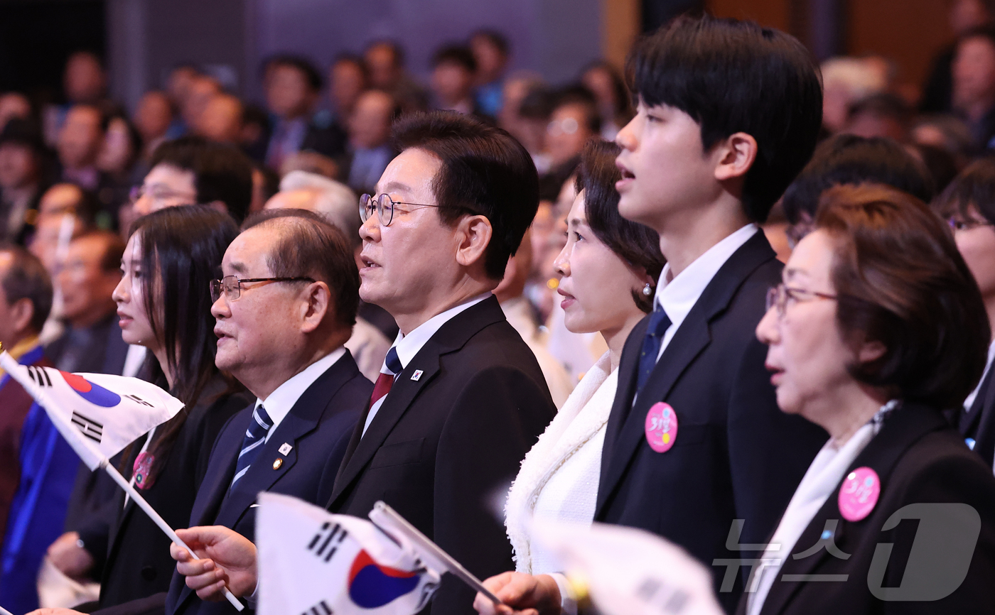 (서울=뉴스1) 이재명 기자 = 이재명 대통령과 김혜경 여사가 1일 서울 강남구 코엑스에서 열린 제107주년 3·1절 기념식에서 참석자들과 3·1절 노래를 제창하고 있다. 2026 …
