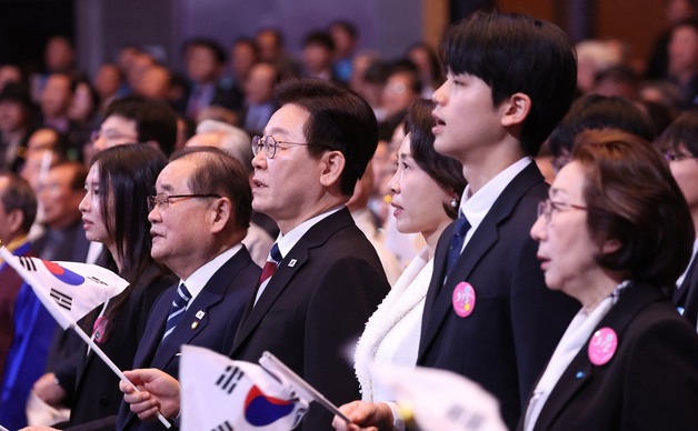3·1절 노래 제창하는 이재명 대통령