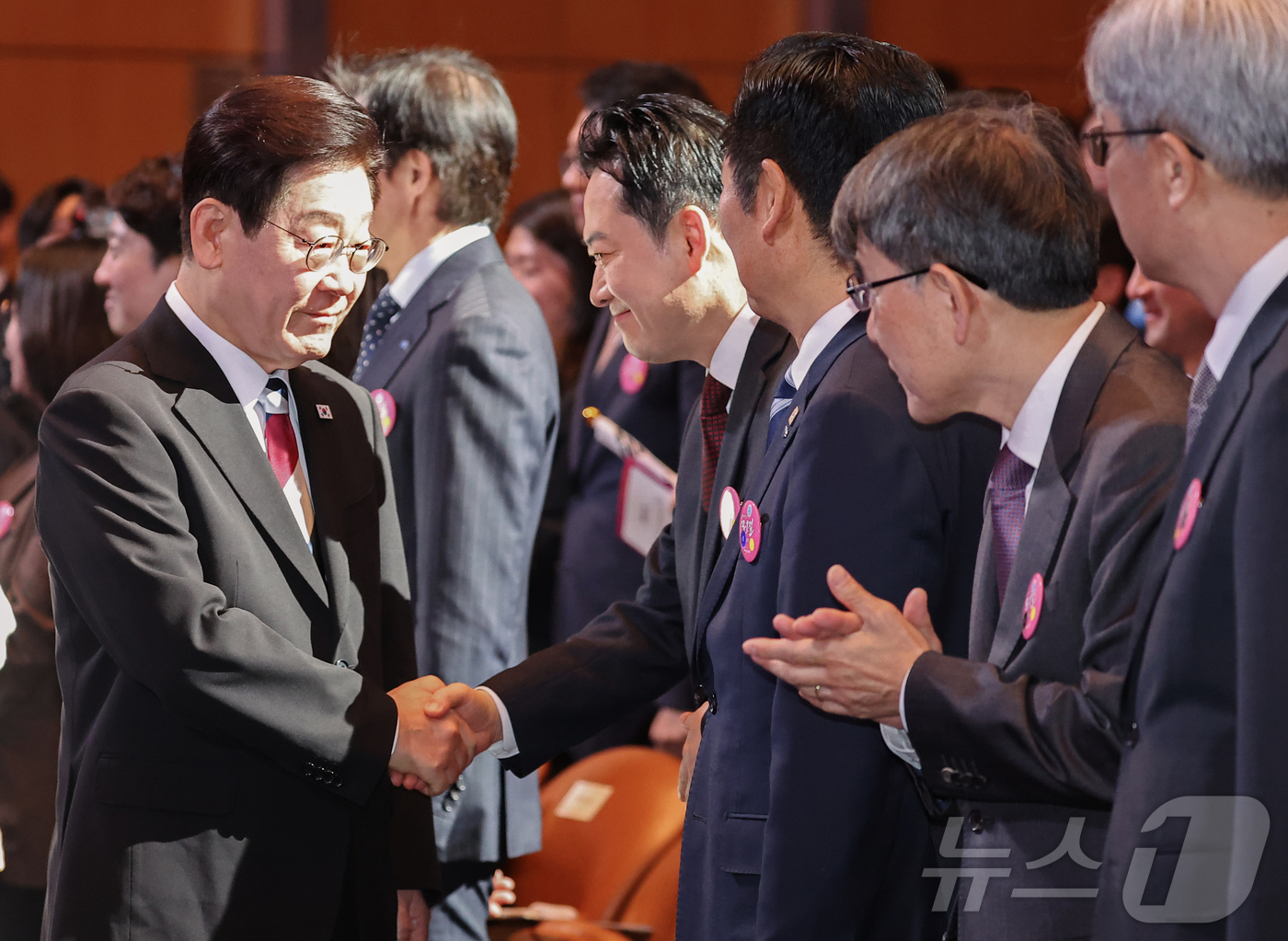 (서울=뉴스1) 이재명 기자 = 이재명 대통령과 장동혁 국민의힘 대표가 1일 서울 강남구 코엑스에서 열린 제107주년 3·1절 기념식에서 인사를 나누고 있다. 2026.3.1/뉴스 …