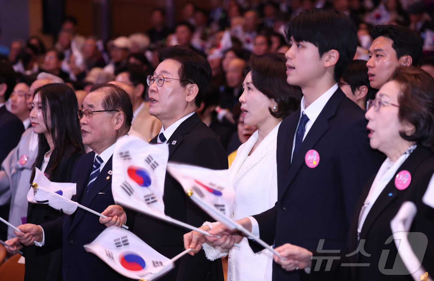 (서울=뉴스1) 이재명 기자 = 이재명 대통령과 김혜경 여사가 1일 서울 강남구 코엑스에서 열린 제107주년 3·1절 기념식에서 참석자들과 3·1절 노래를 제창하고 있다. 2026 …