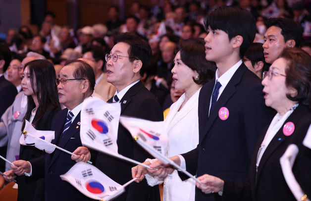 3·1절 노래 제창하는 이재명 대통령