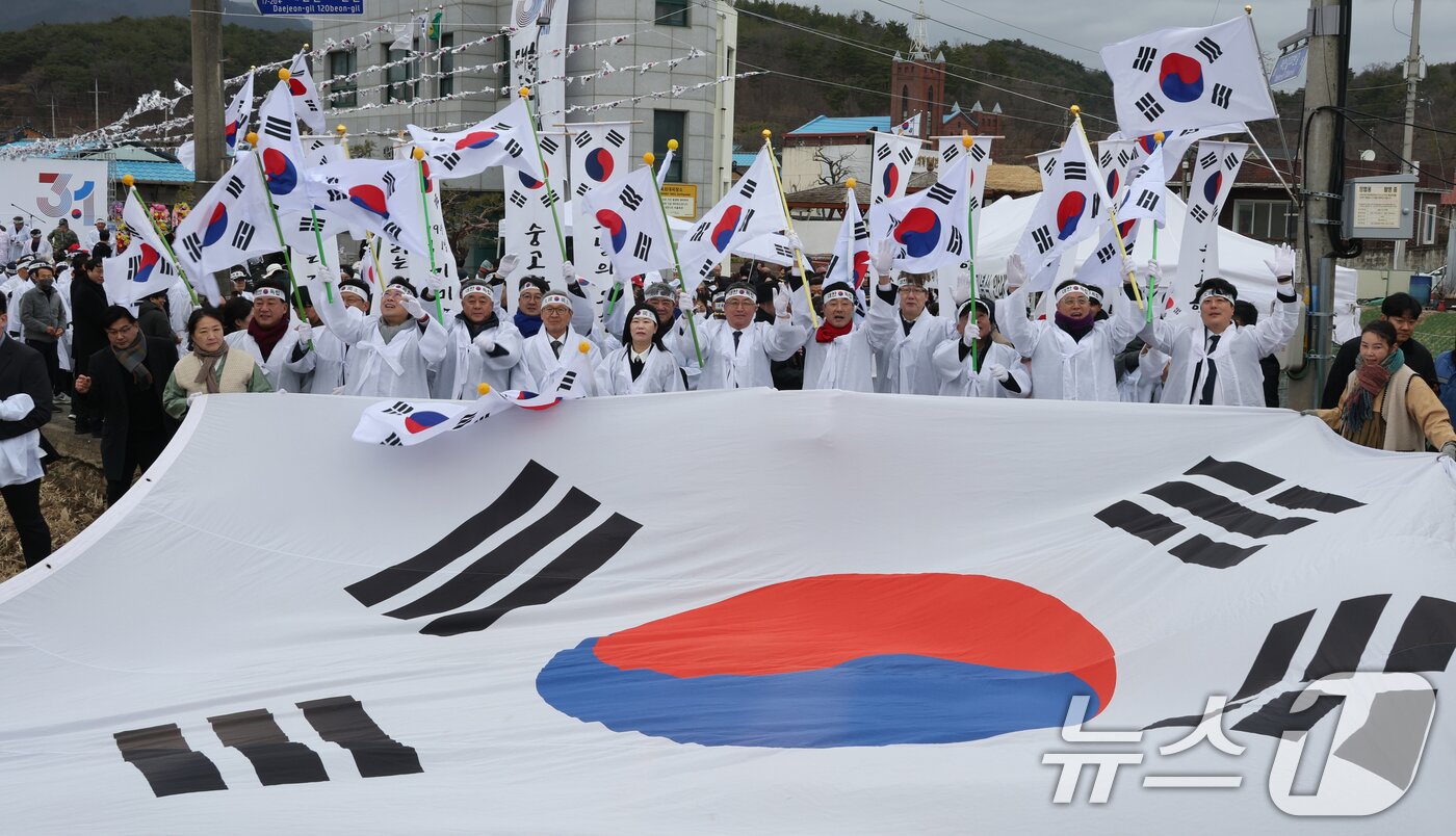 본문 이미지 - 107주년 3·1절을 맞아 경북 포항시 북구 송라면 대전리에서 열린 3·1절 만세운동 재현행사에서 태극기를 든 시민들이 대한독립만세를 외치며 행진하고 있다.(독자제공, 재판매 및 DB금지) 2026.3.1 ⓒ 뉴스1 최창호 기자