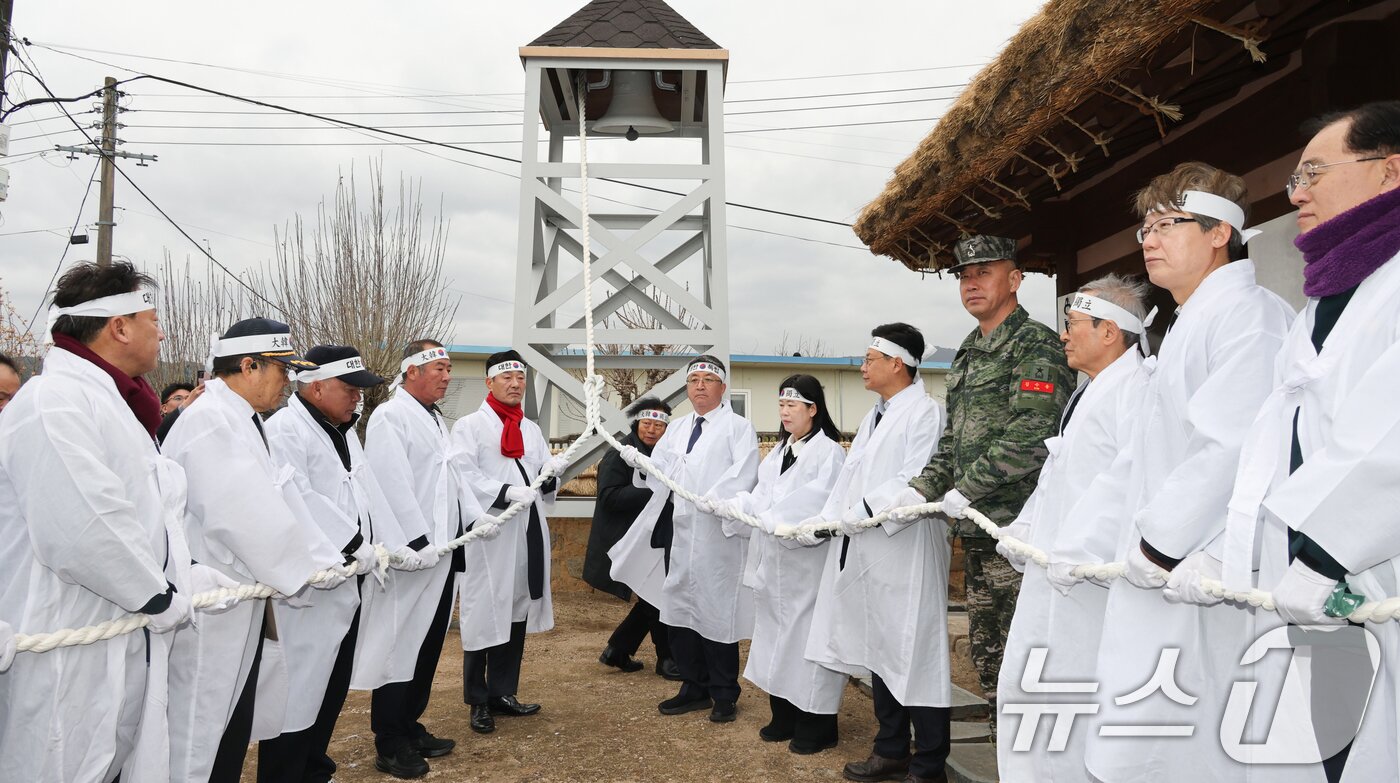 본문 이미지 - 107주년 3·1절을 맞아 경북 포항시 북구 송라면 대전리에서 열린 3·1절 만세운동 재현행사에서 만세운동을 알리는 종을 타종하고 있다.(독자제공. 재판매 및 DB금지) 2026.3.1/뉴스1
