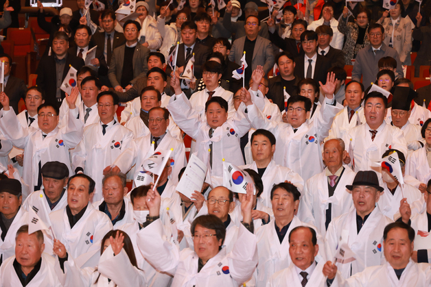 충북 곳곳서 3·1절 기념행사…"애국정신 기리자" 만세삼창·참배