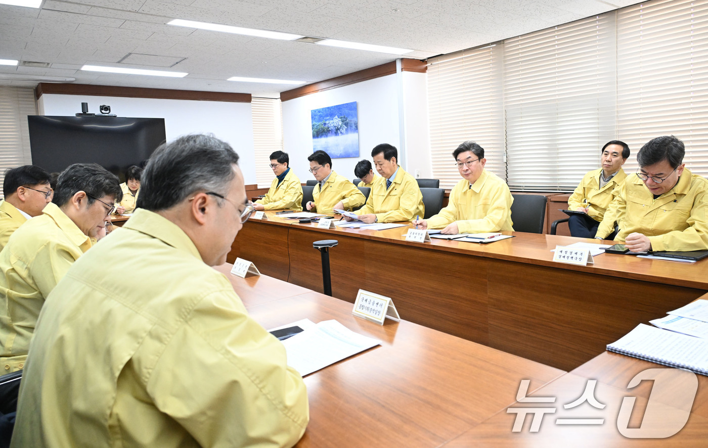 (서울=뉴스1) 임세영 기자 = 구윤철 경제부총리 겸 재정경제부 장관이 1일  서울 종로구 정부서울청사에서 열린 이란 관련 관계기관 합동 상황점검회의를 주재하고 있다. (재정경제부 …