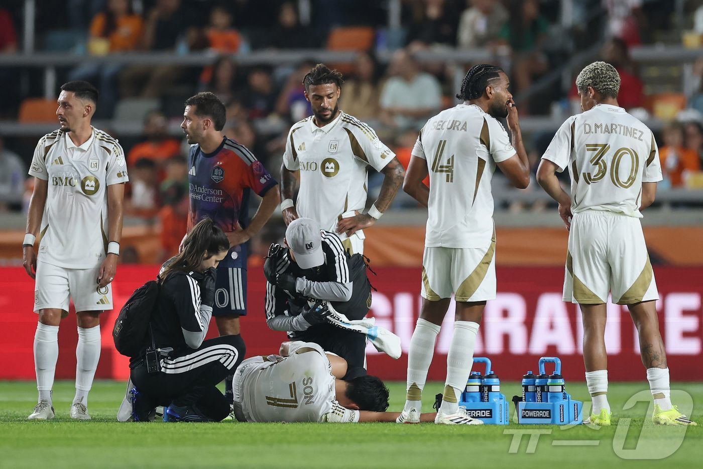 본문 이미지 - LA FC의 손흥민이 상대 퇴장을 유도했다.ⓒ AFP=뉴스1