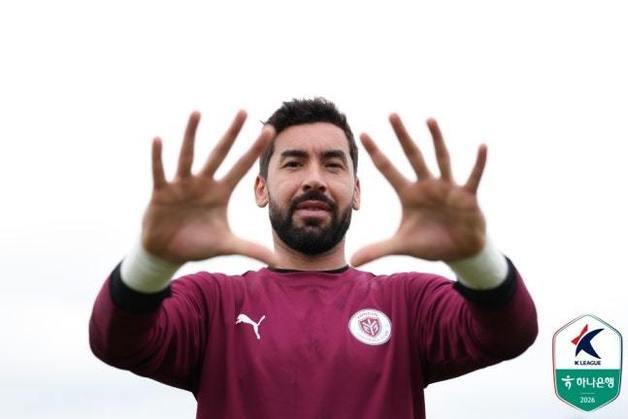 K리그에 27년 만에 외국인 골키퍼 떴다…용인 노보, 1R 선발 출전