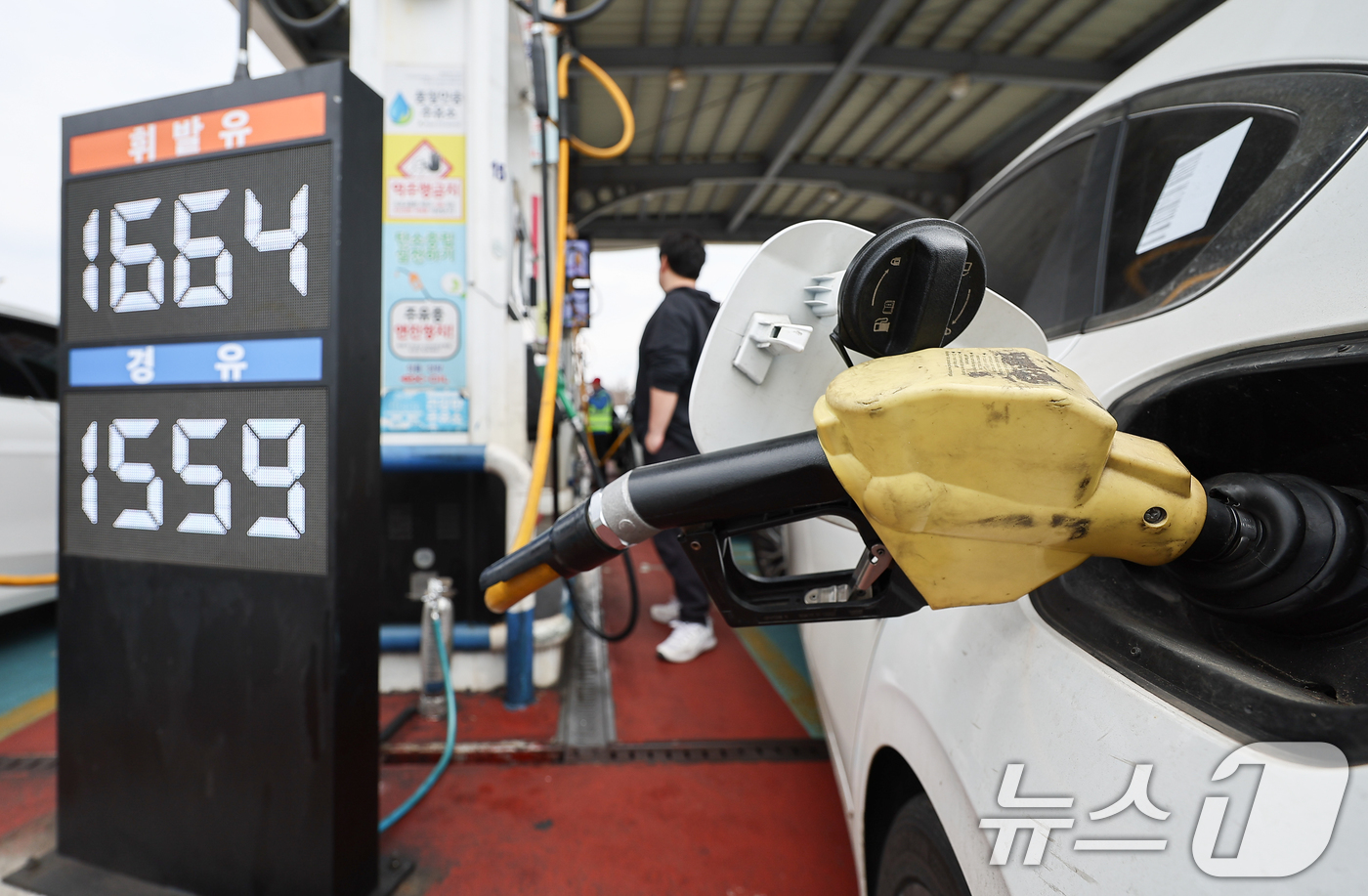 (서울=뉴스1) 김도우 기자 = 1일 서울 서초구 경부고속도록 만남의광장 주유소에서 시민들이 주유를 하고 있다.미국·이스라엘의 이란 타격 영향으로 국제 유가가 급등할 가능성이 커지 …