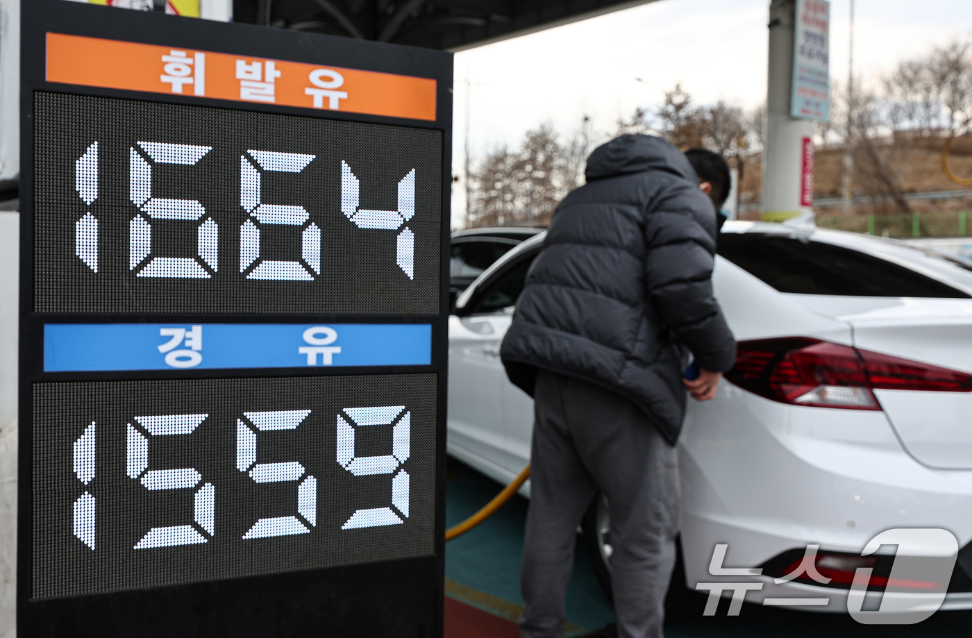 (서울=뉴스1) 김도우 기자 = 1일 서울 서초구 경부고속도록 만남의광장 주유소에서 시민들이 주유를 하고 있다.미국·이스라엘의 이란 타격 영향으로 국제 유가가 급등할 가능성이 커지 …