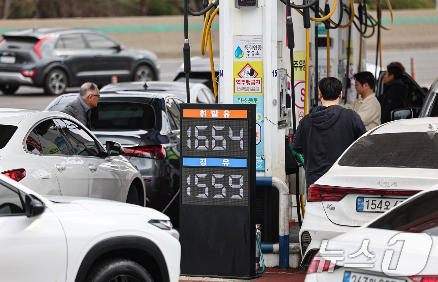 (서울=뉴스1) 김도우 기자 = 1일 서울 서초구 경부고속도록 만남의광장 주유소에서 시민들이 주유를 하고 있다.미국·이스라엘의 이란 타격 영향으로 국제 유가가 급등할 가능성이 커지 …