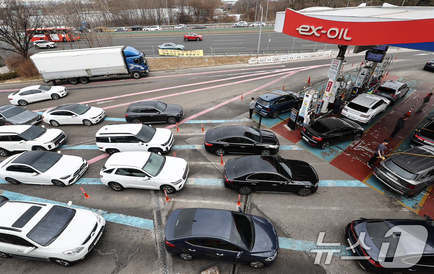 (서울=뉴스1) 김도우 기자 = 1일 서울 서초구 경부고속도록 만남의광장 주유소에서 시민들이 주유를 하고 있다.미국·이스라엘의 이란 타격 영향으로 국제 유가가 급등할 가능성이 커지 …