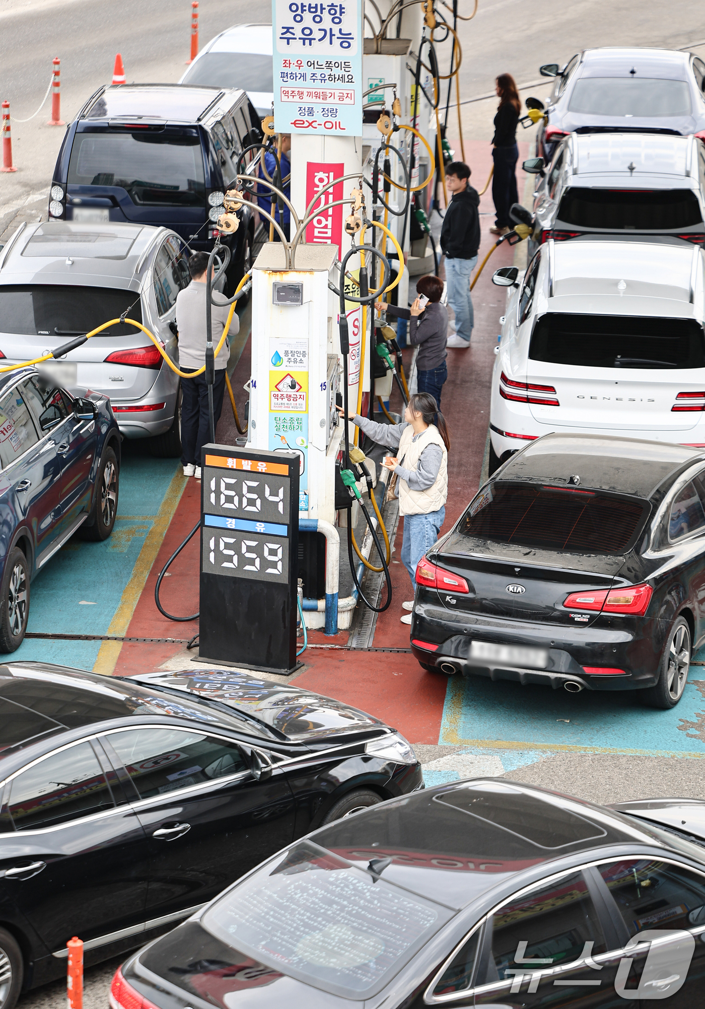(서울=뉴스1) 김도우 기자 = 1일 서울 서초구 경부고속도록 만남의광장 주유소에서 시민들이 주유를 하고 있다.미국·이스라엘의 이란 타격 영향으로 국제 유가가 급등할 가능성이 커지 …