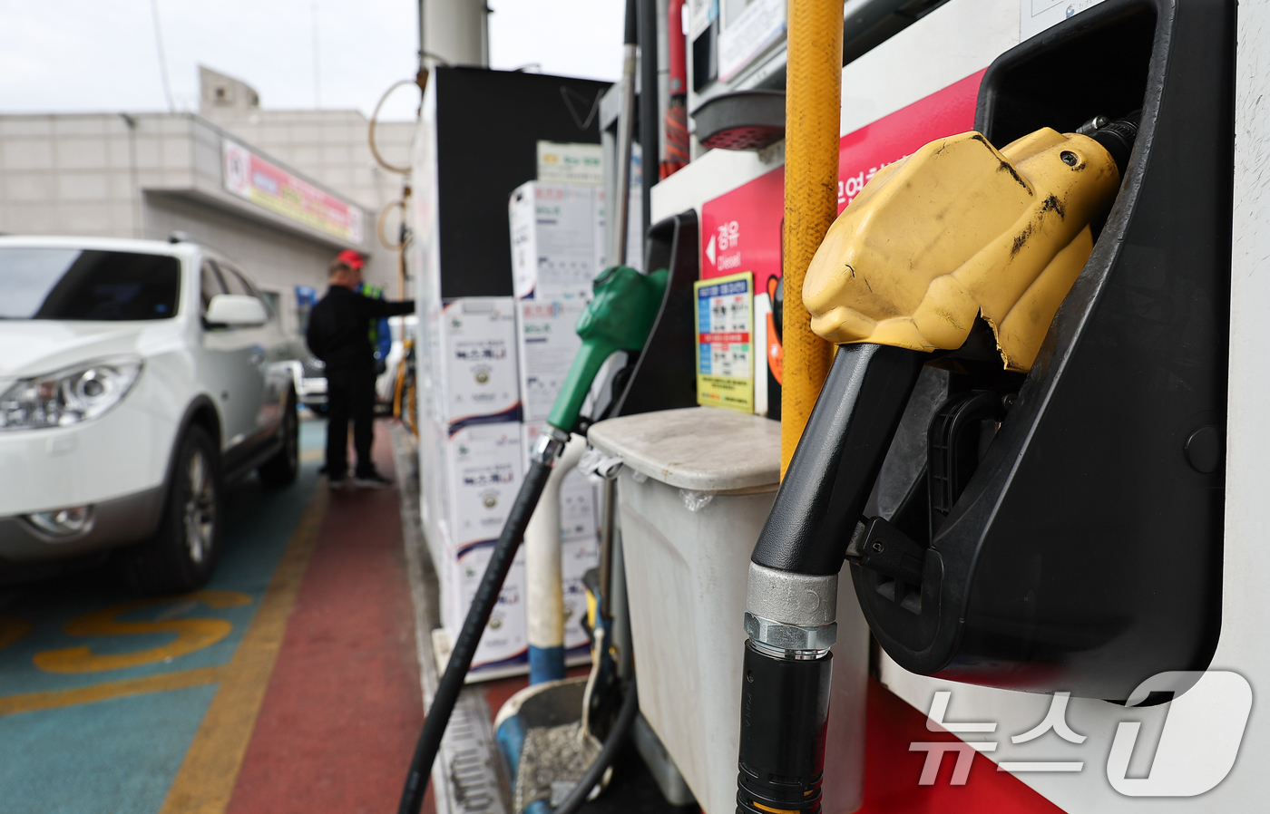 (서울=뉴스1) 김도우 기자 = 1일 서울 서초구 경부고속도록 만남의광장 주유소에서 시민들이 주유를 하고 있다.미국·이스라엘의 이란 타격 영향으로 국제 유가가 급등할 가능성이 커지 …
