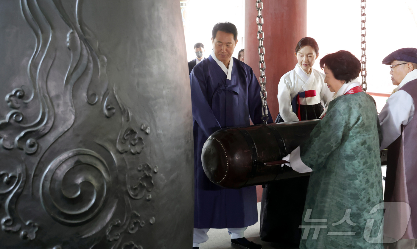 (서울=뉴스1) 김진환 기자 = 1일 서울 종로구 보신각에서 열린 제107주년 3·1절 기념 타종행사에서 오세훈 서울시장, 최호정 서울시의회의장과 독립유공자 후손 등이 타종을 하고 …